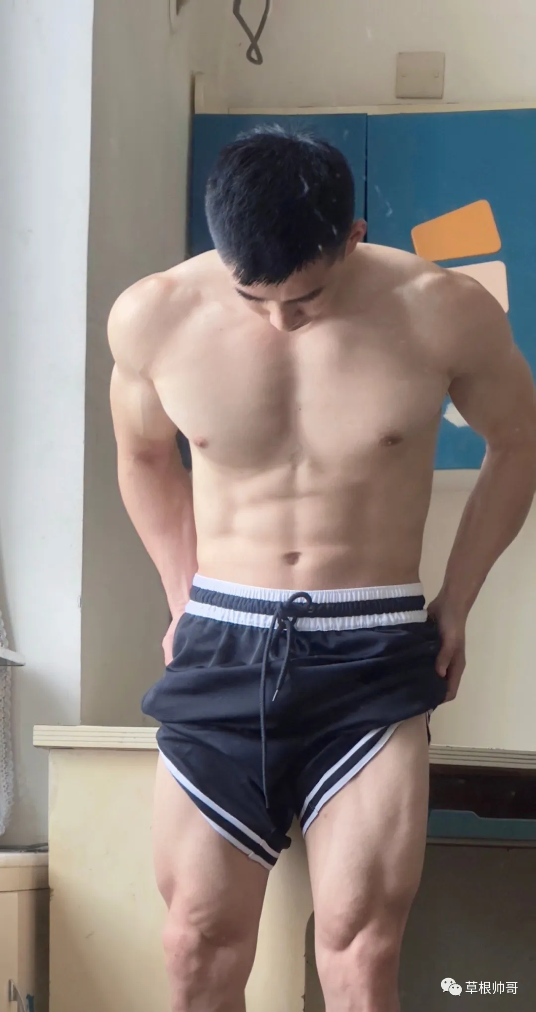 广西肌肉熟男蒙脸秀肌肉，太令人遐想了！