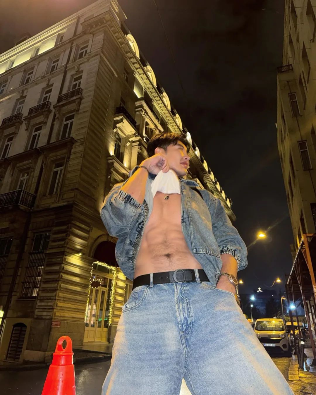 好久不见泰国演员 Yoyo，腹毛依然那么旺盛