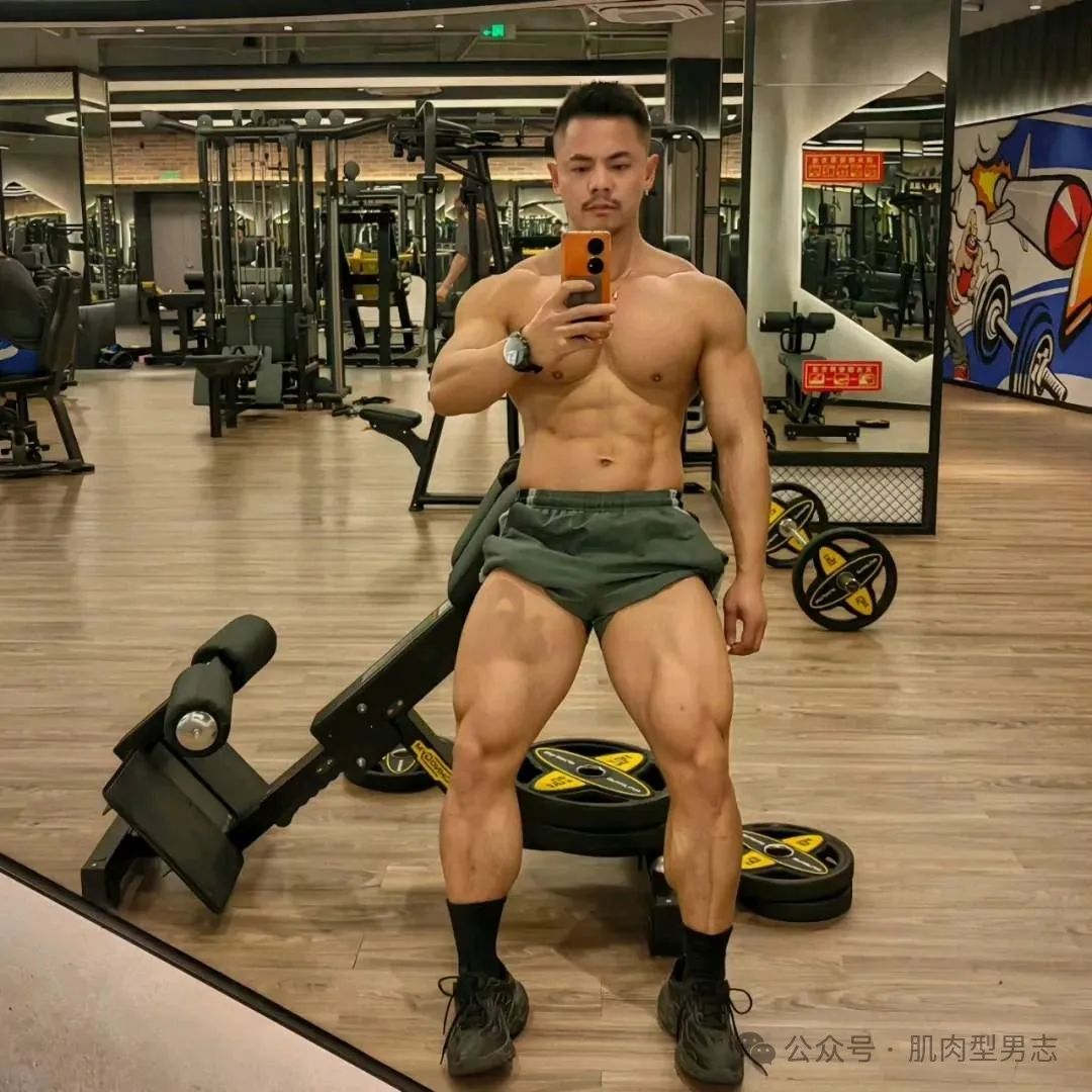 成都 gogoboy 穿白内裤自拍，实力藏不住了