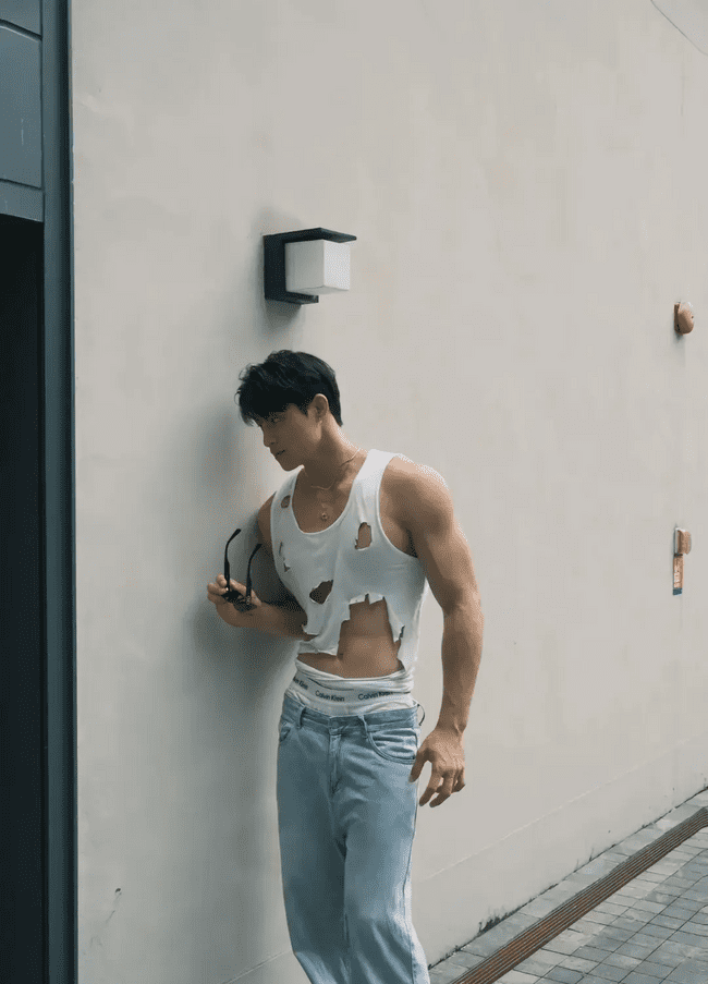 穿着破烂背心的肌肉帅哥，性感身材魅力无限