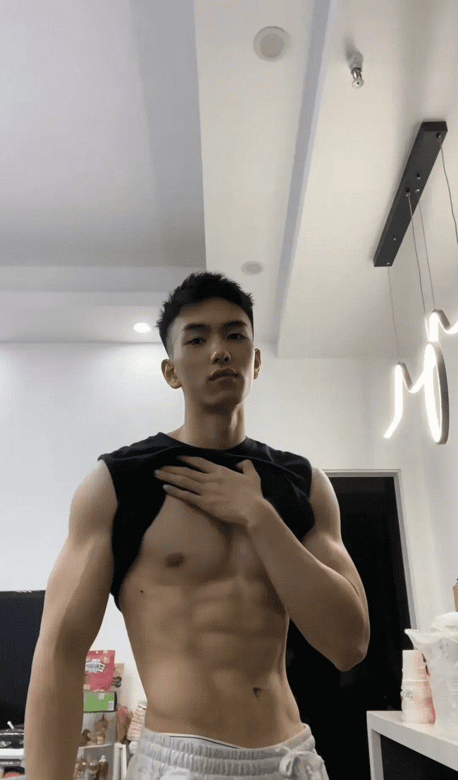 黑皮薄肌男孩，会是你的 crush 吗？