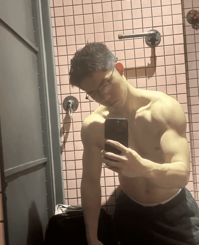 肌肉哥哥男人味十足，强健体魄充满阳刚之气！