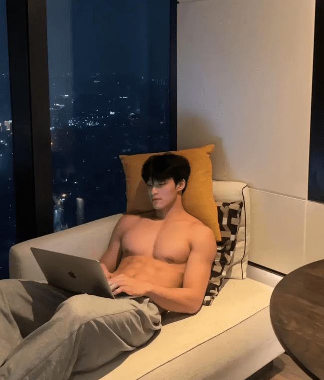 穿着破烂背心的肌肉帅哥，性感身材魅力无限