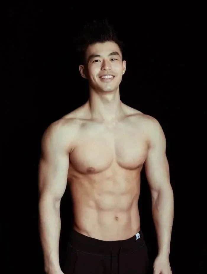 185cm 硬邦邦腹肌 360°无死角肌肉帅哥！