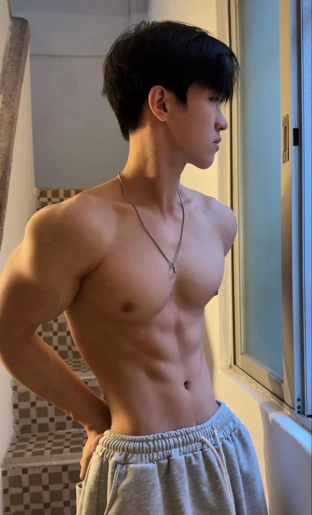 183cm 海边体育生弟弟，身材让人着迷！