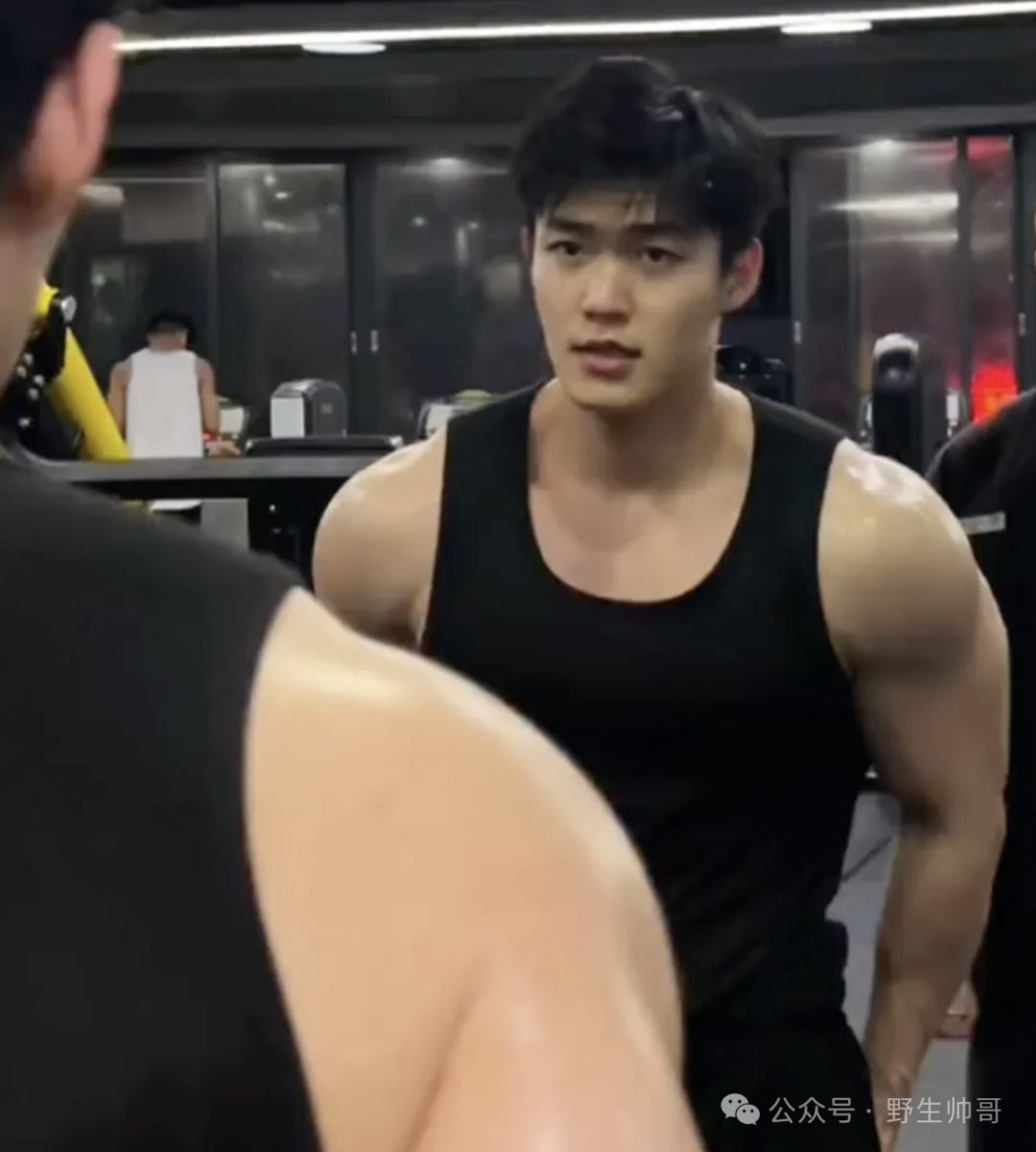 185cm 筋肉大学生裹浴巾出镜性感过头，到底便宜了谁？