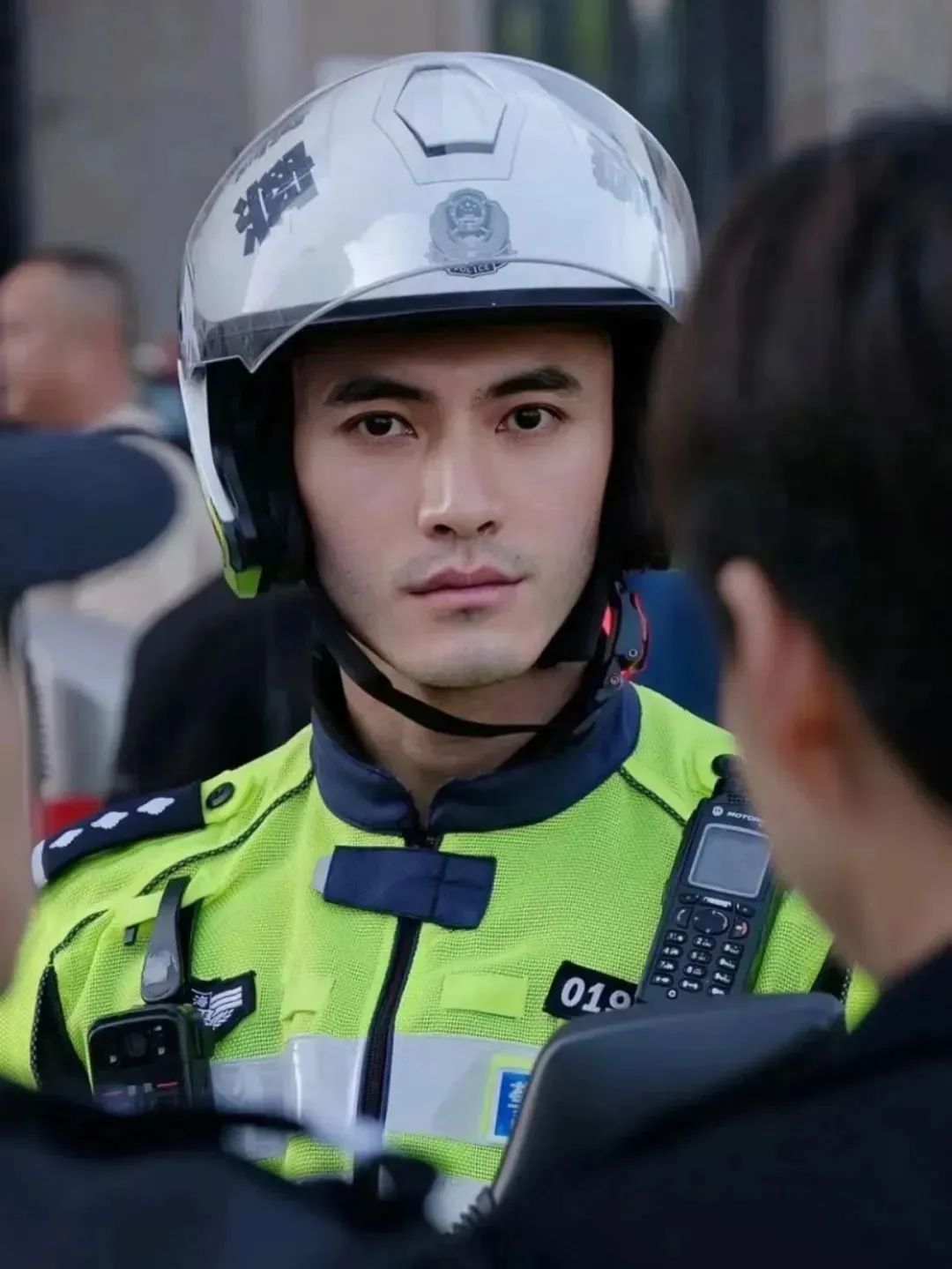 上海外滩的交警小哥哥太帅又火了！
