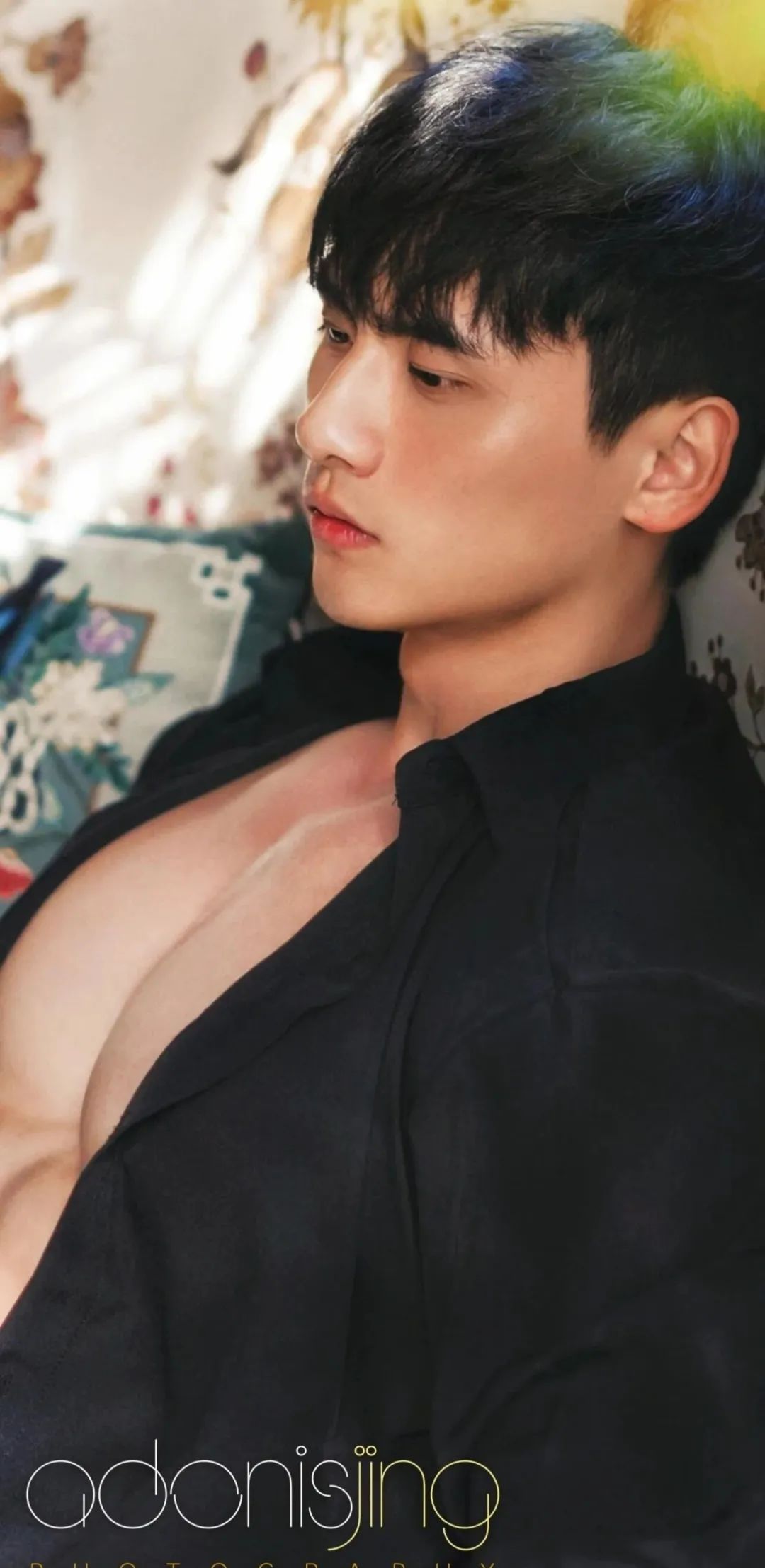 白衬衫下腹肌猛男，超大胸肌肌肉男菩萨！