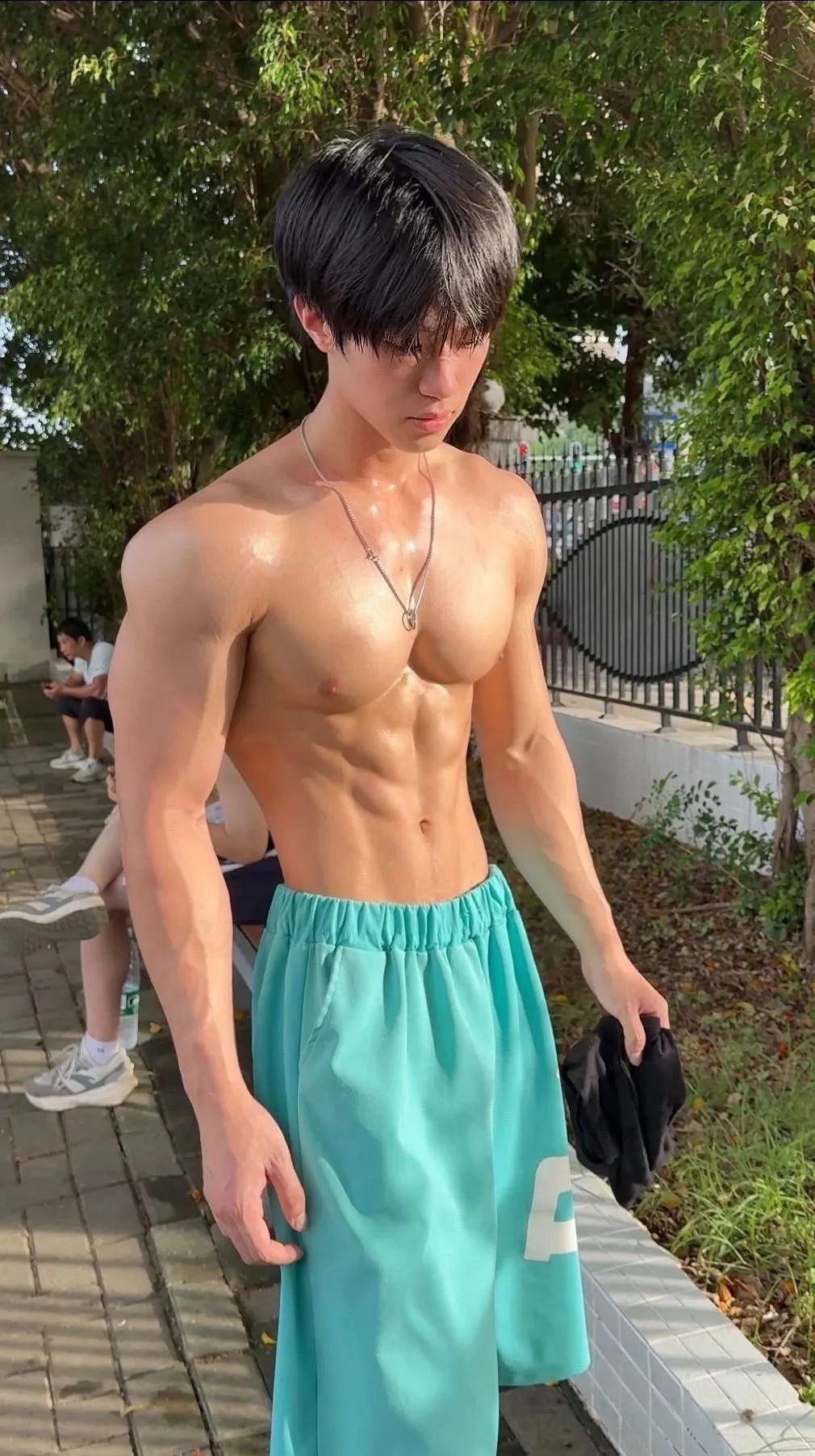 183cm 海边体育生弟弟，身材让人着迷！