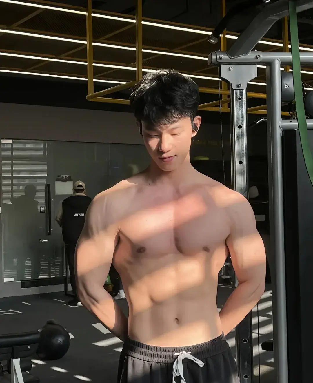 爱照镜子的腹肌狂野大男孩、肌肉帅哥得劲！