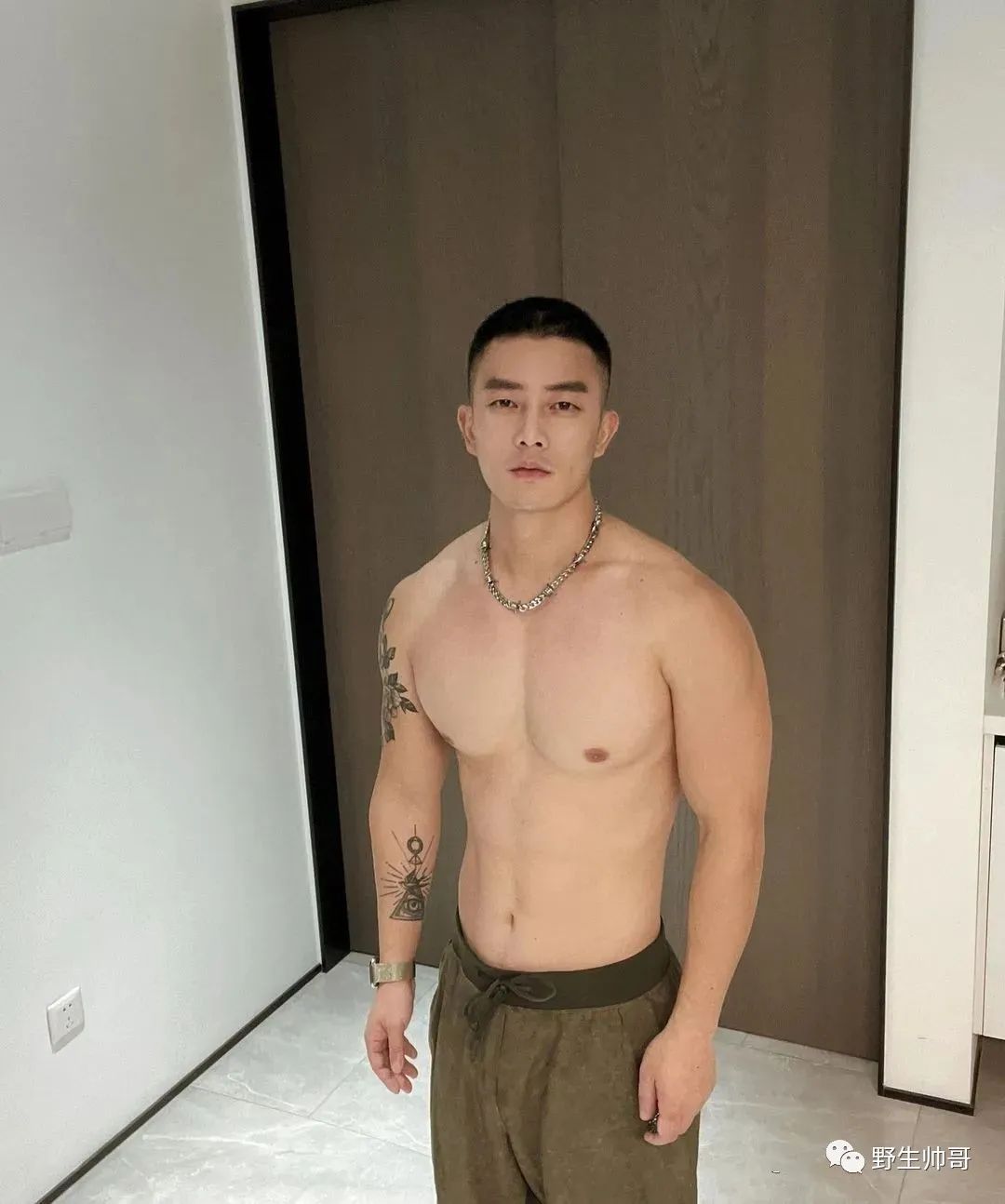 爱运动的体育生自拍照太可了，身材真棒