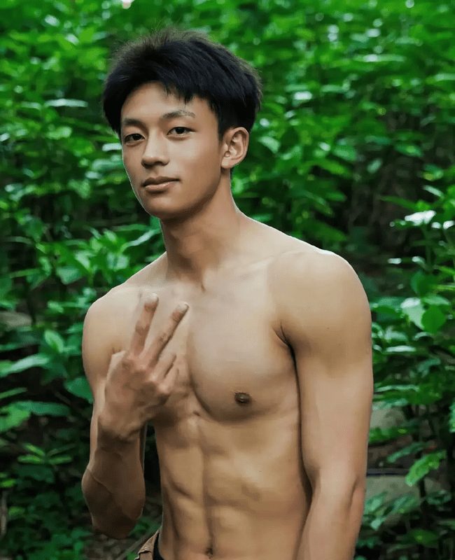 散发牛奶味青春荷尔蒙 00 后帅气体育生！