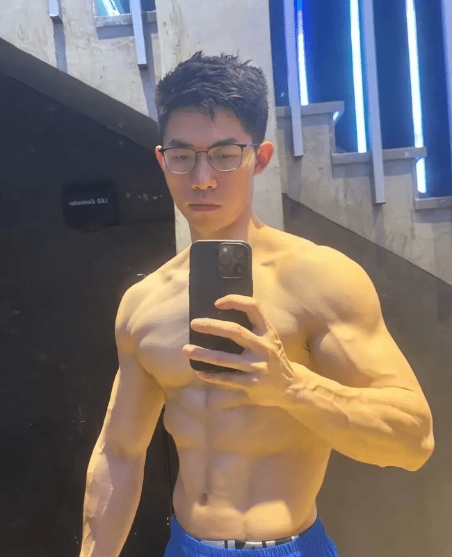 肌肉哥哥男人味十足，强健体魄充满阳刚之气！