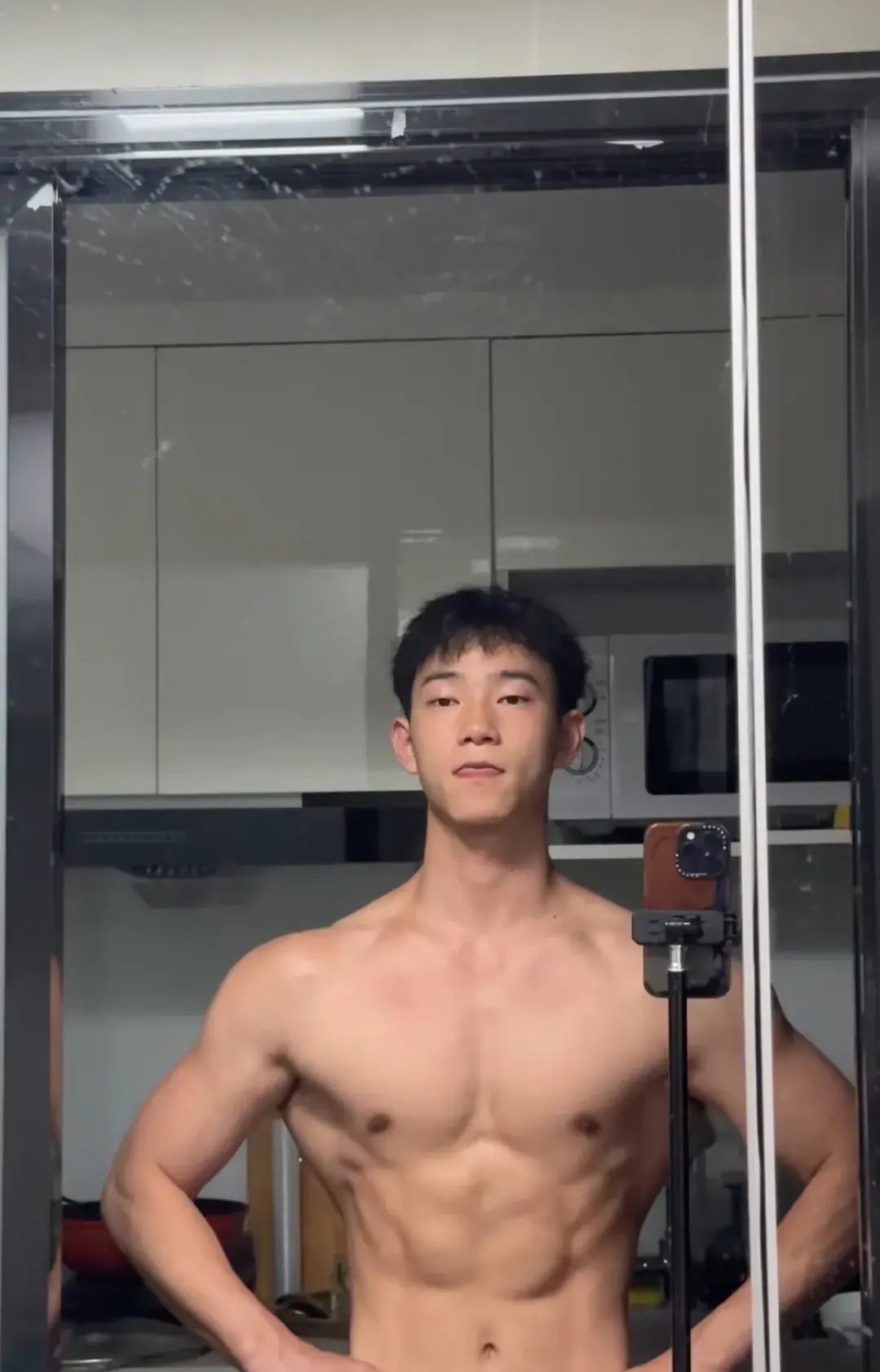 爱照镜子的腹肌狂野大男孩、肌肉帅哥得劲！