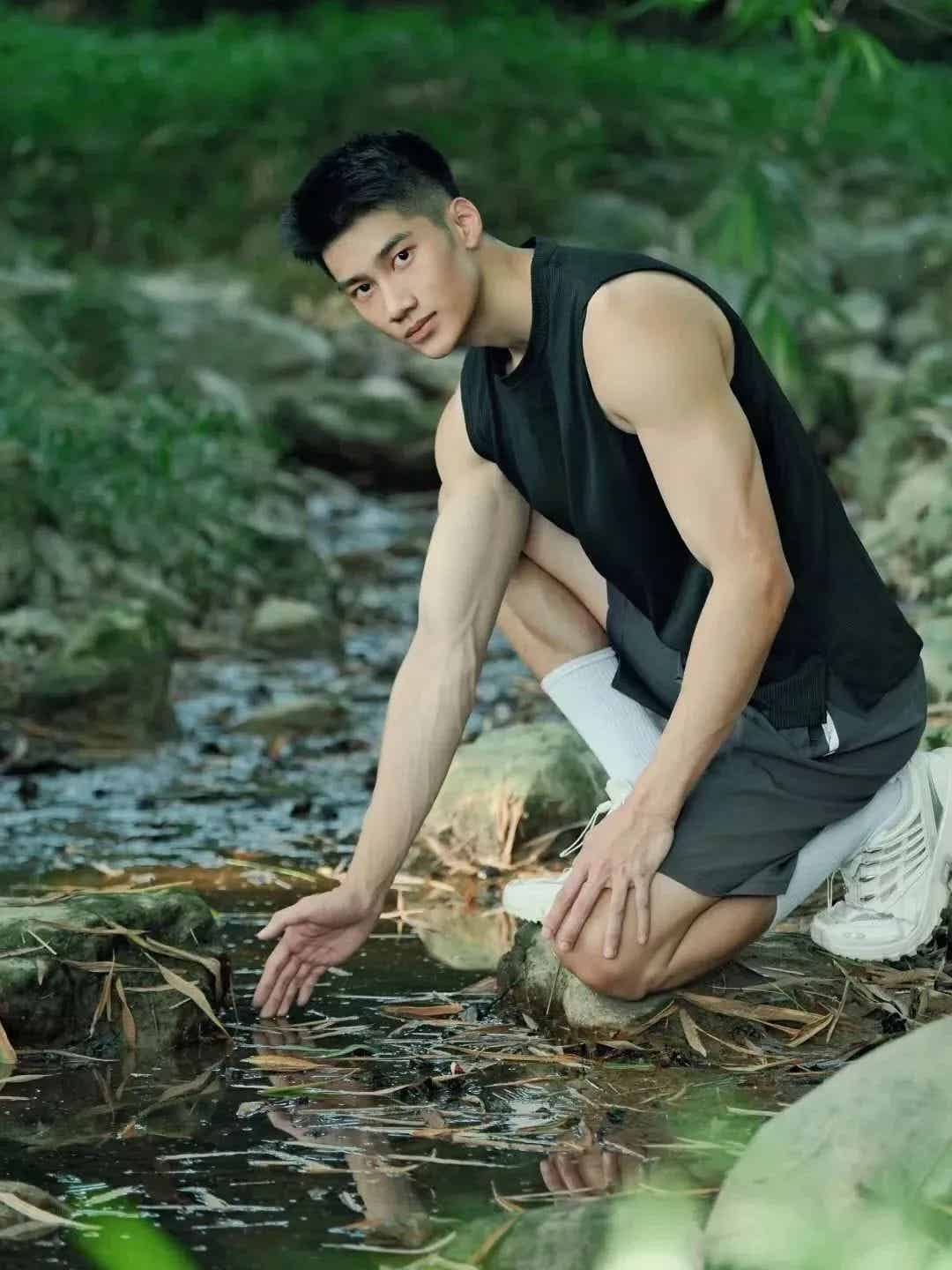 肌肉男硕奶爸拍肌肉写真大片，这是什么新赛道吗？！-潮男潮北