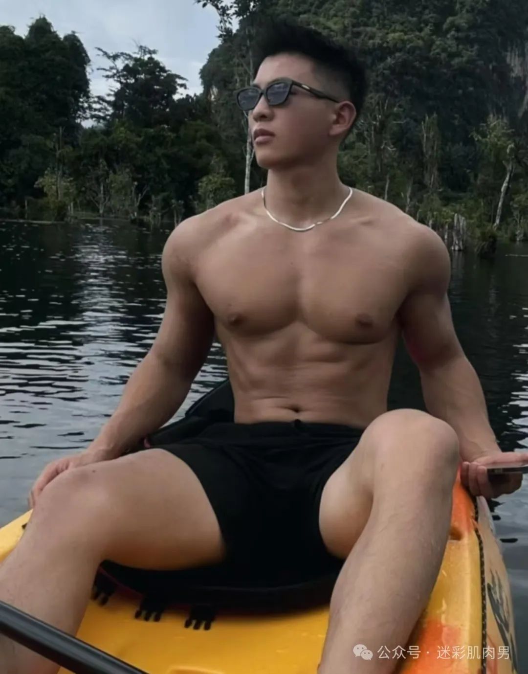 穿泳裤湿透皮划艇运动男 IG 新照黝黑大长腿，耐力强！