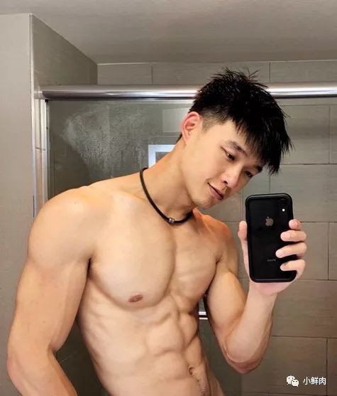 网红游泳教练变成这样了？他居然还拍了 men's 荷尔蒙大片！！