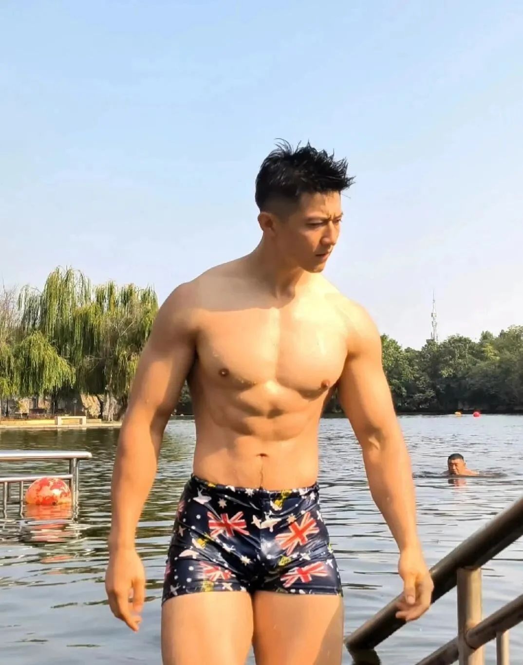 刚毅肌肉帅哥水中秀肌，你会几点回家？