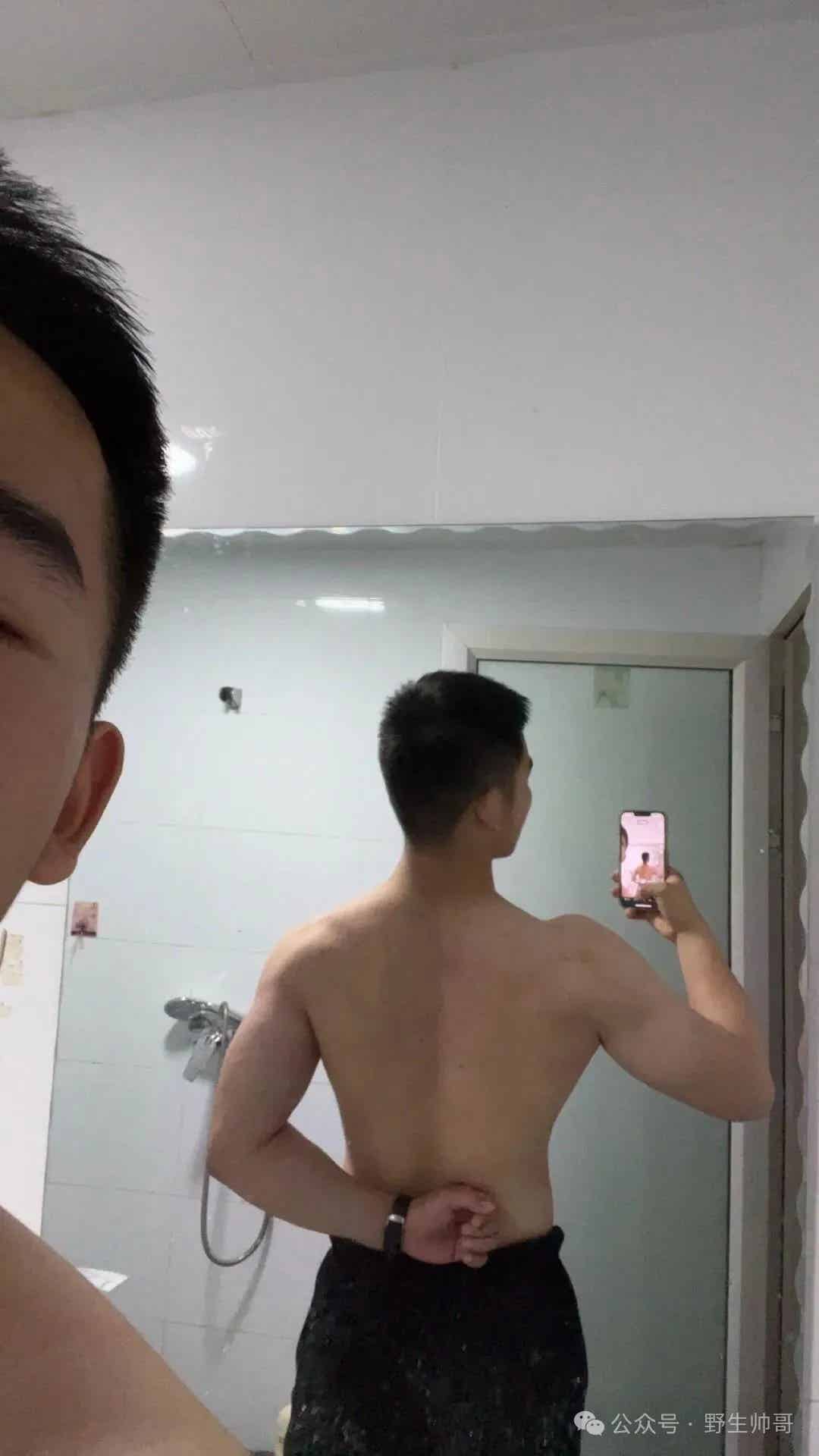 重庆退役兵哥哥撩衣自拍白皮小胸肌！长得壮实耐力强！