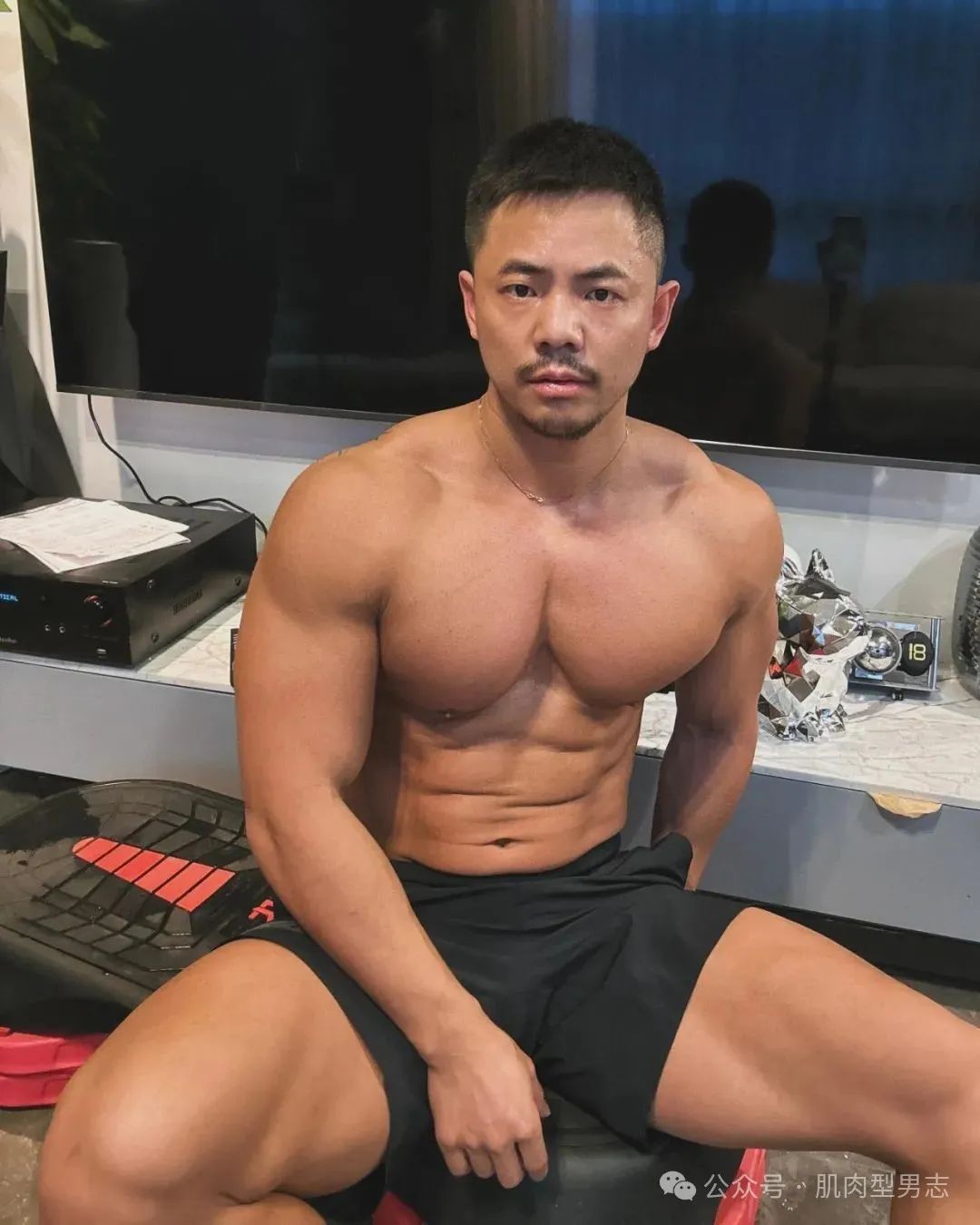 成都 gogoboy 穿白内裤自拍，实力藏不住了