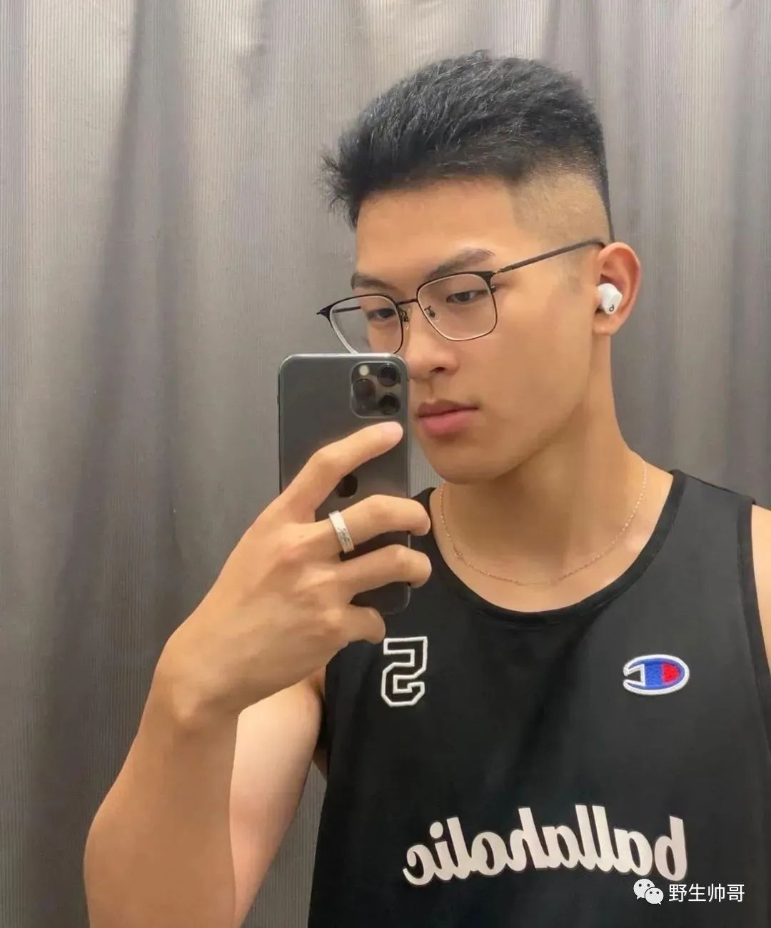 爱运动的体育生自拍照太可了，身材真棒
