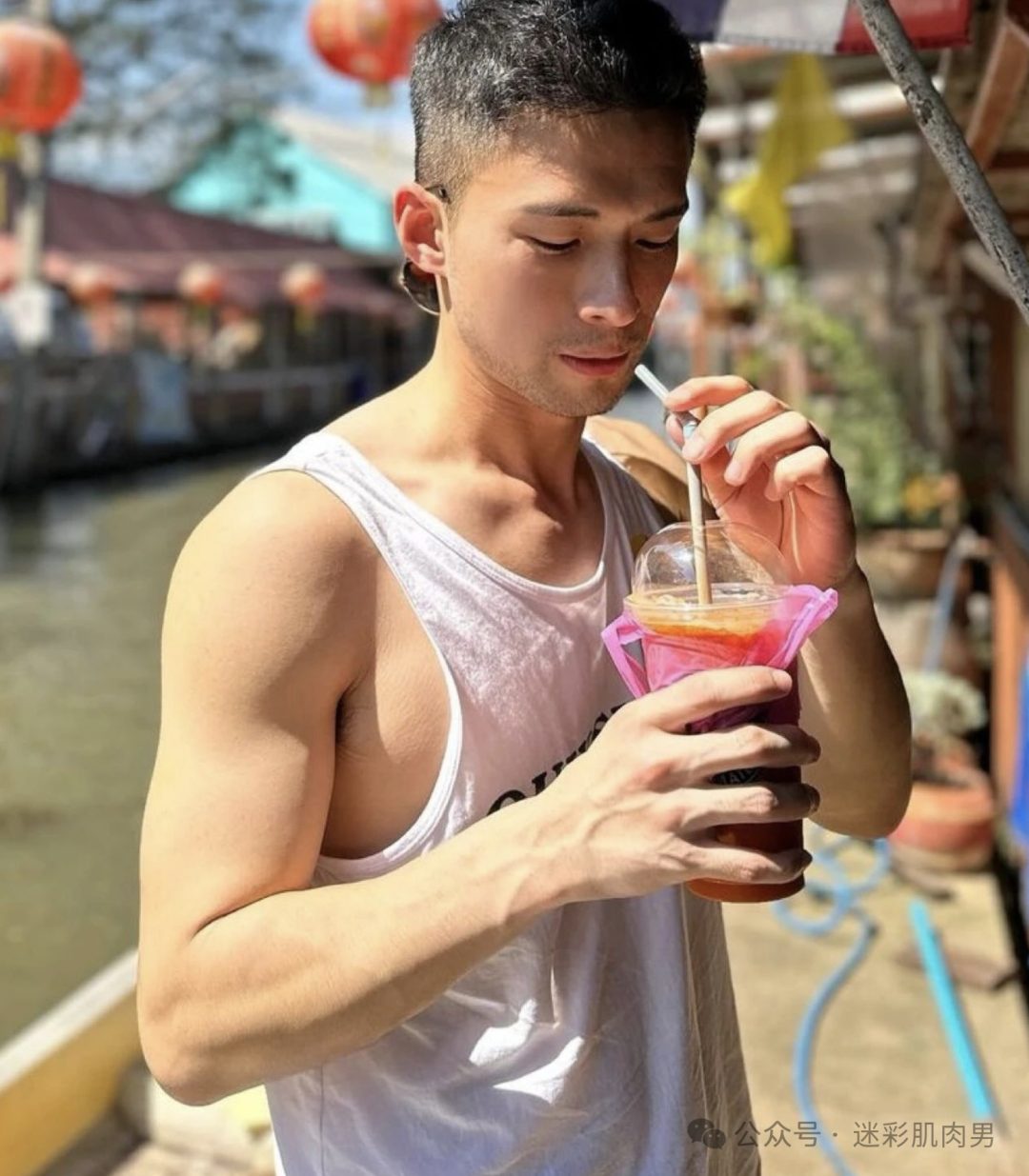 海边冲浪的肌肉小哥湿透啦，大鼻子真好看！