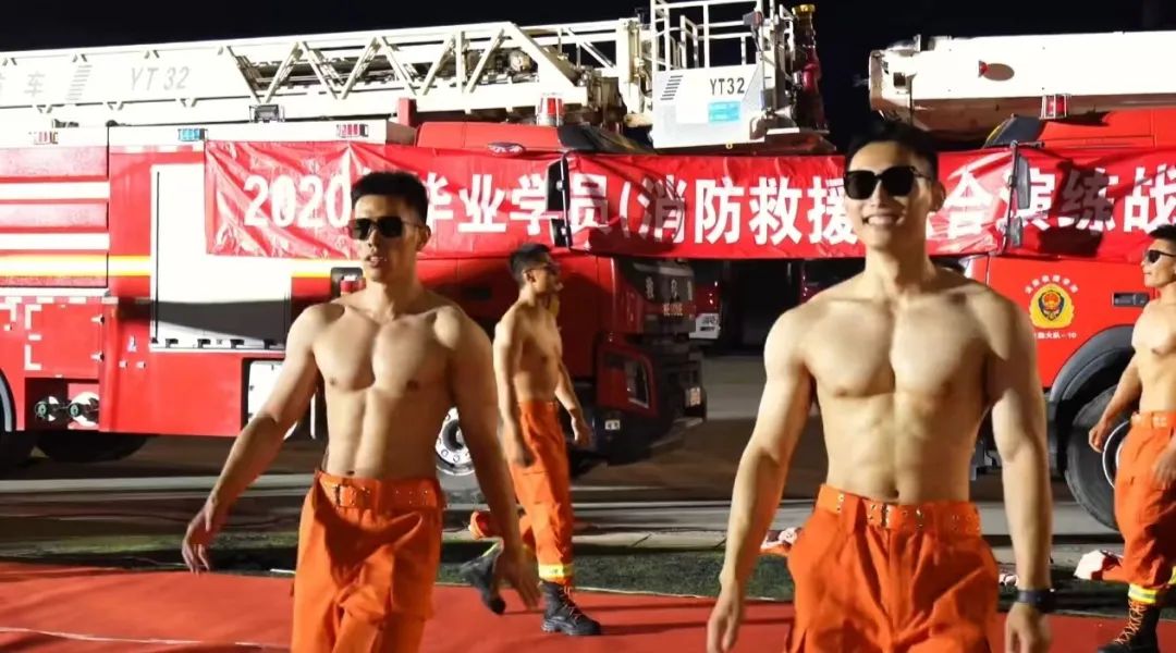 沈阳成群的消防员直接脱衣？东北硬汉大实力太强大！