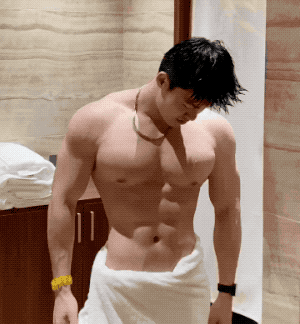 185cm 筋肉大学生裹浴巾出镜性感过头，到底便宜了谁？