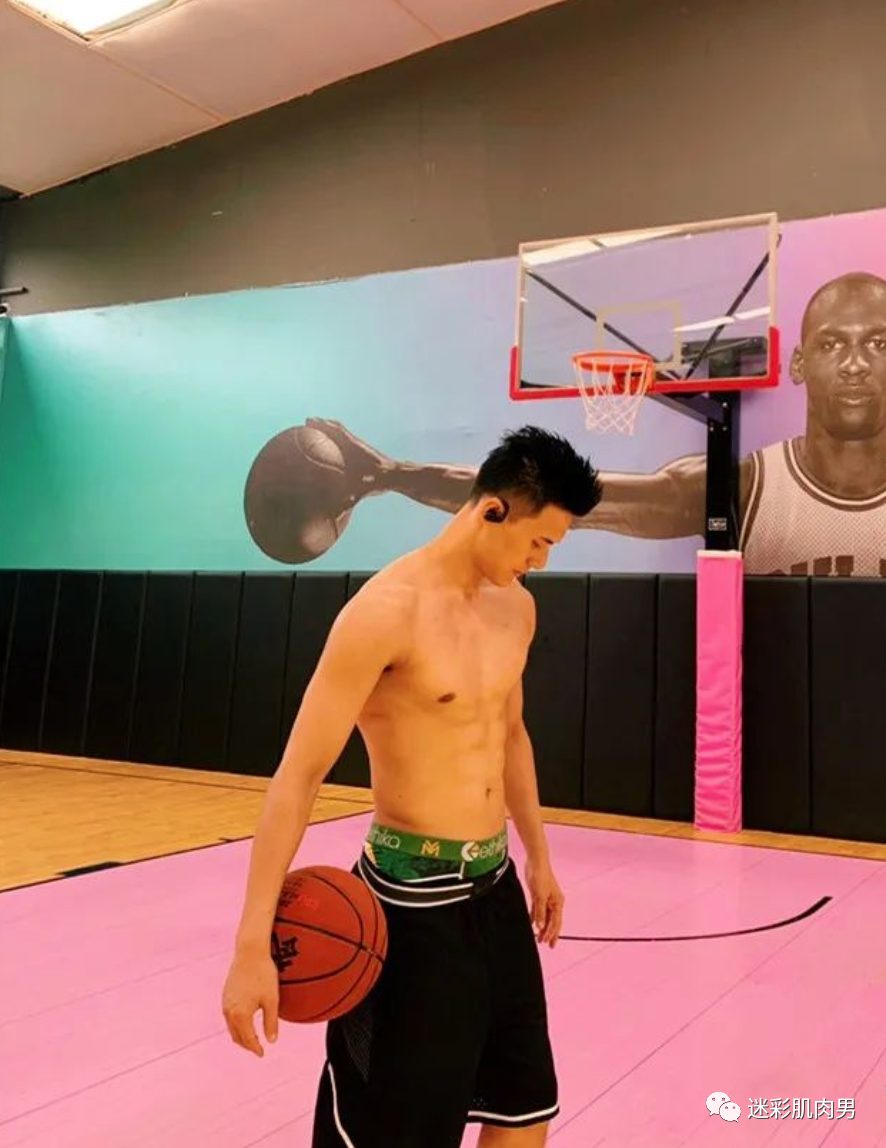 川师体院毕业的男模叶周，这长腿最近又长大了