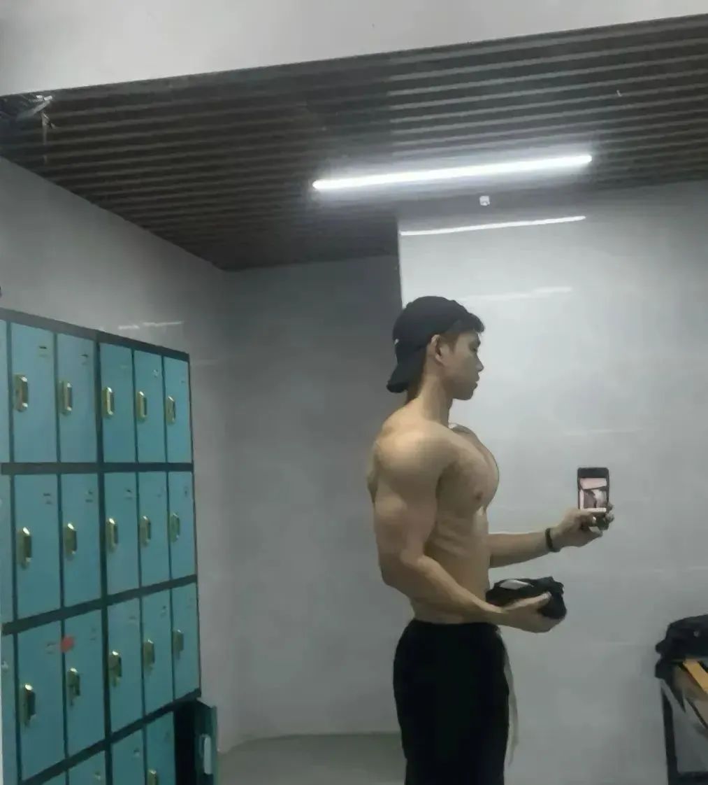 武汉大学这位男大的胸肌也太大大大了！