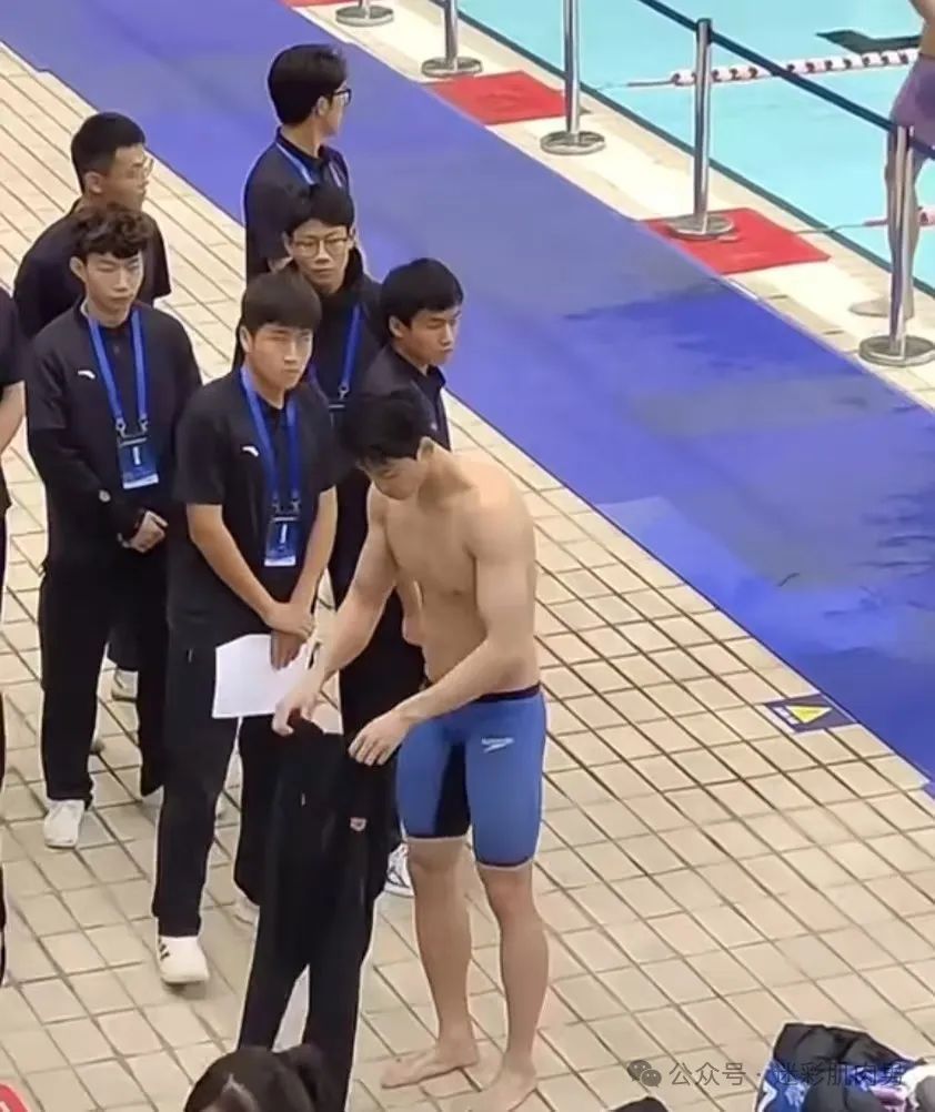 192CM 汪顺比赛穿紧身泳裤照刷屏实力凸出，被摸胸了？