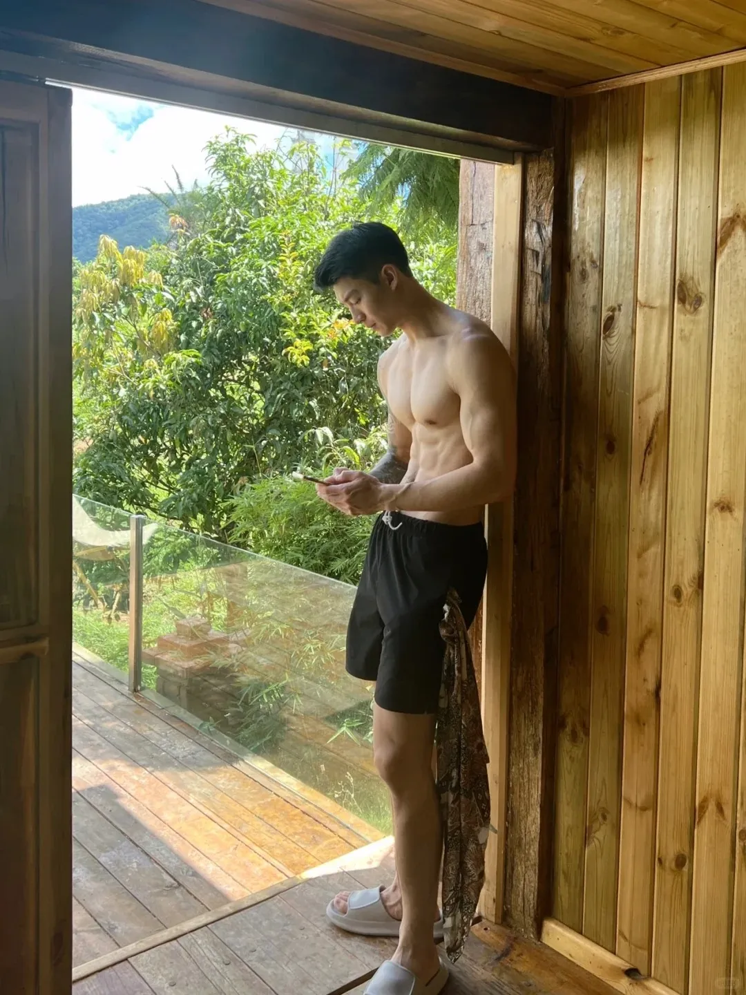 郑翔自拍照火啦，宽肩窄腰粗壮长腿实力藏不住！