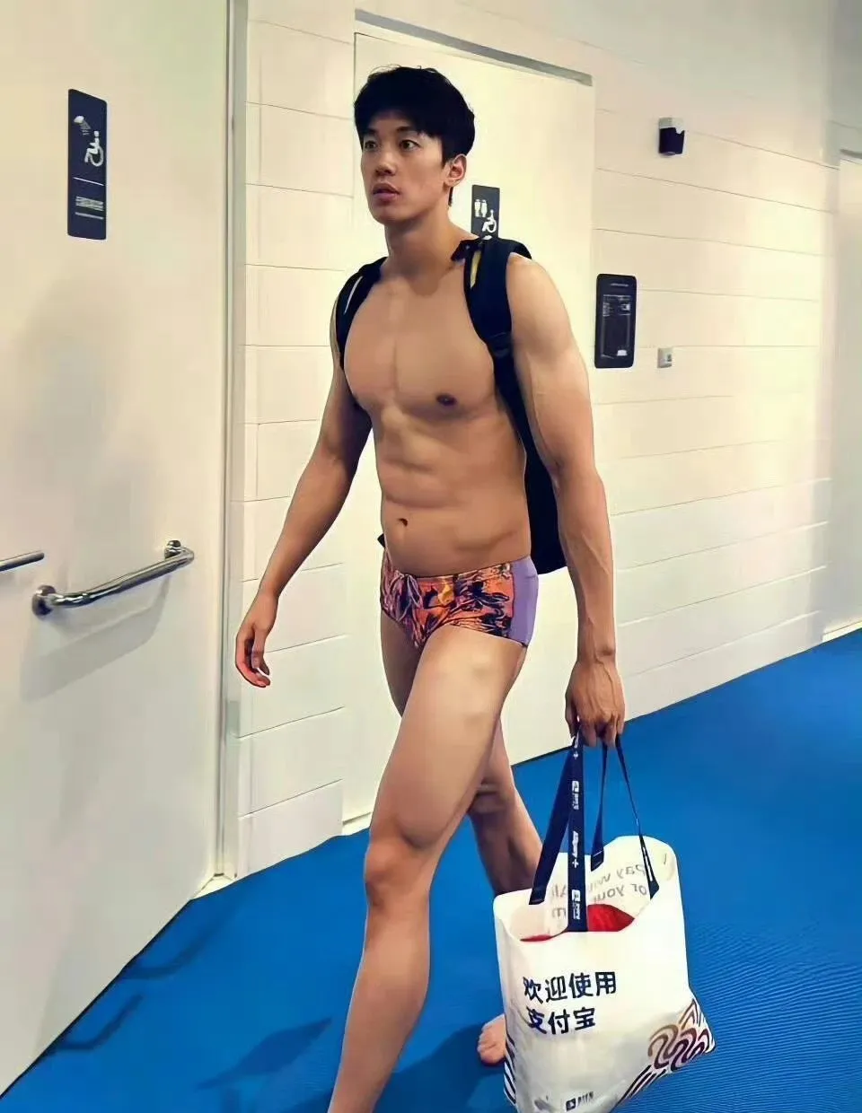 192CM 汪顺比赛穿紧身泳裤照刷屏实力凸出，被摸胸了？