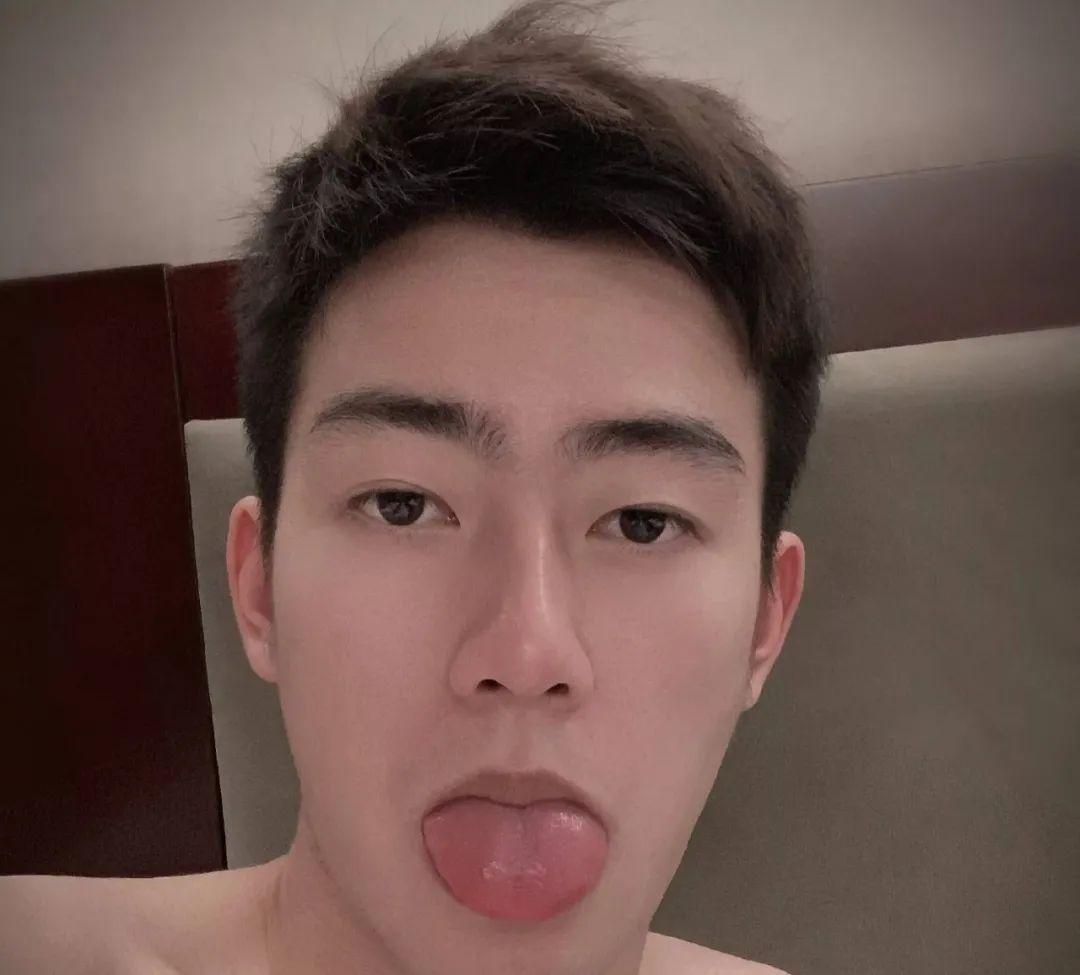 王昶打羽毛球大汗淋漓撩衣岔腿！