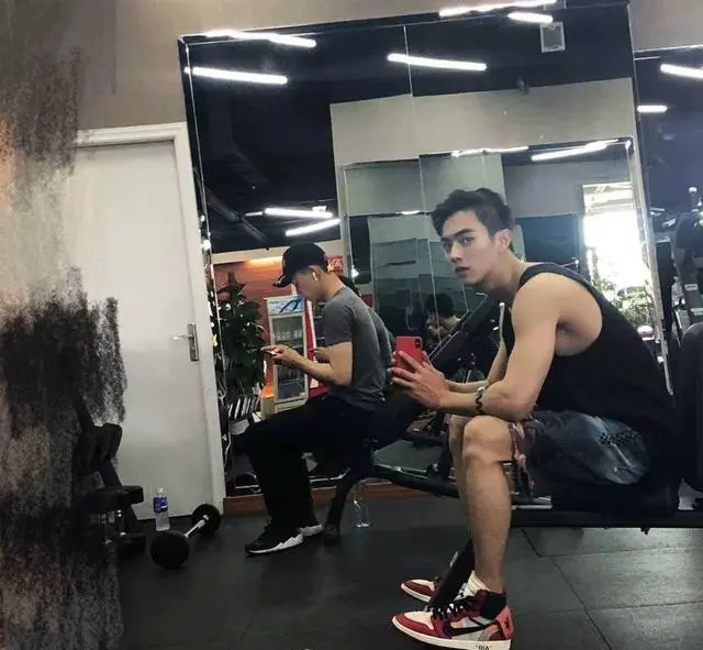 许凯露内裤边大秀腹肌身材，这实力让于正又要给他安排新戏了！