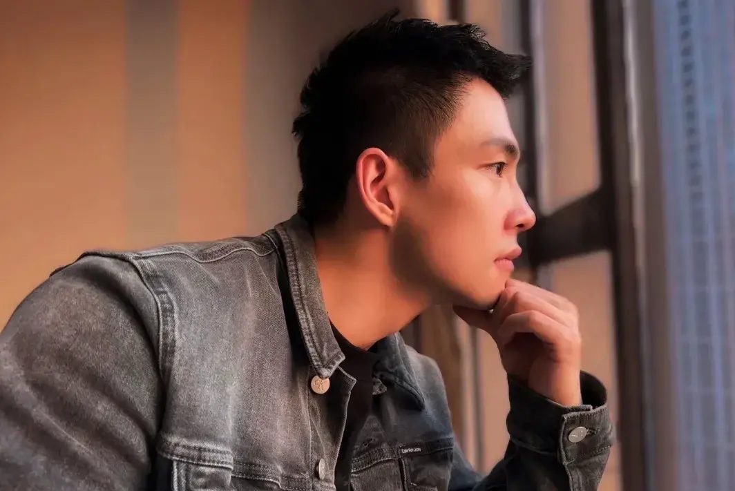 超级的 man 帅气健身教练，四方刚毅大男孩！