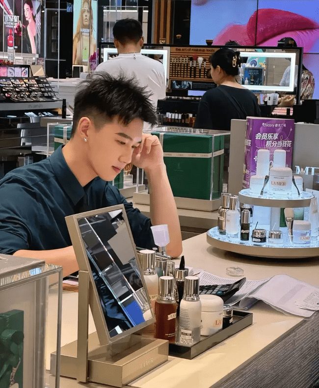 风华正茂的 Top 奶 1，柜哥穿上工作服帅气迷人！