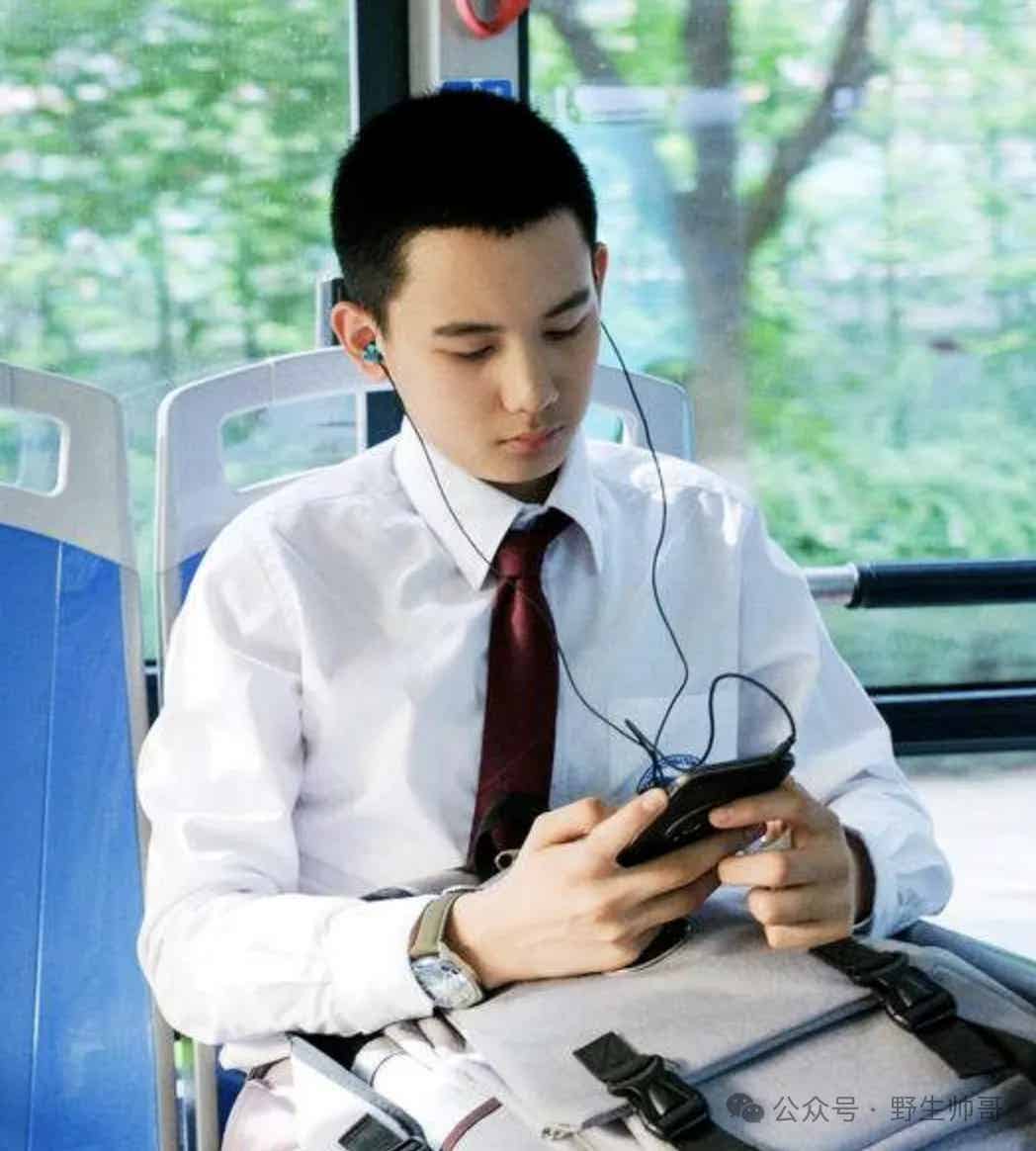 胡先煦新电影脱光光跪着喊主人，双手抱着太有看头啦！