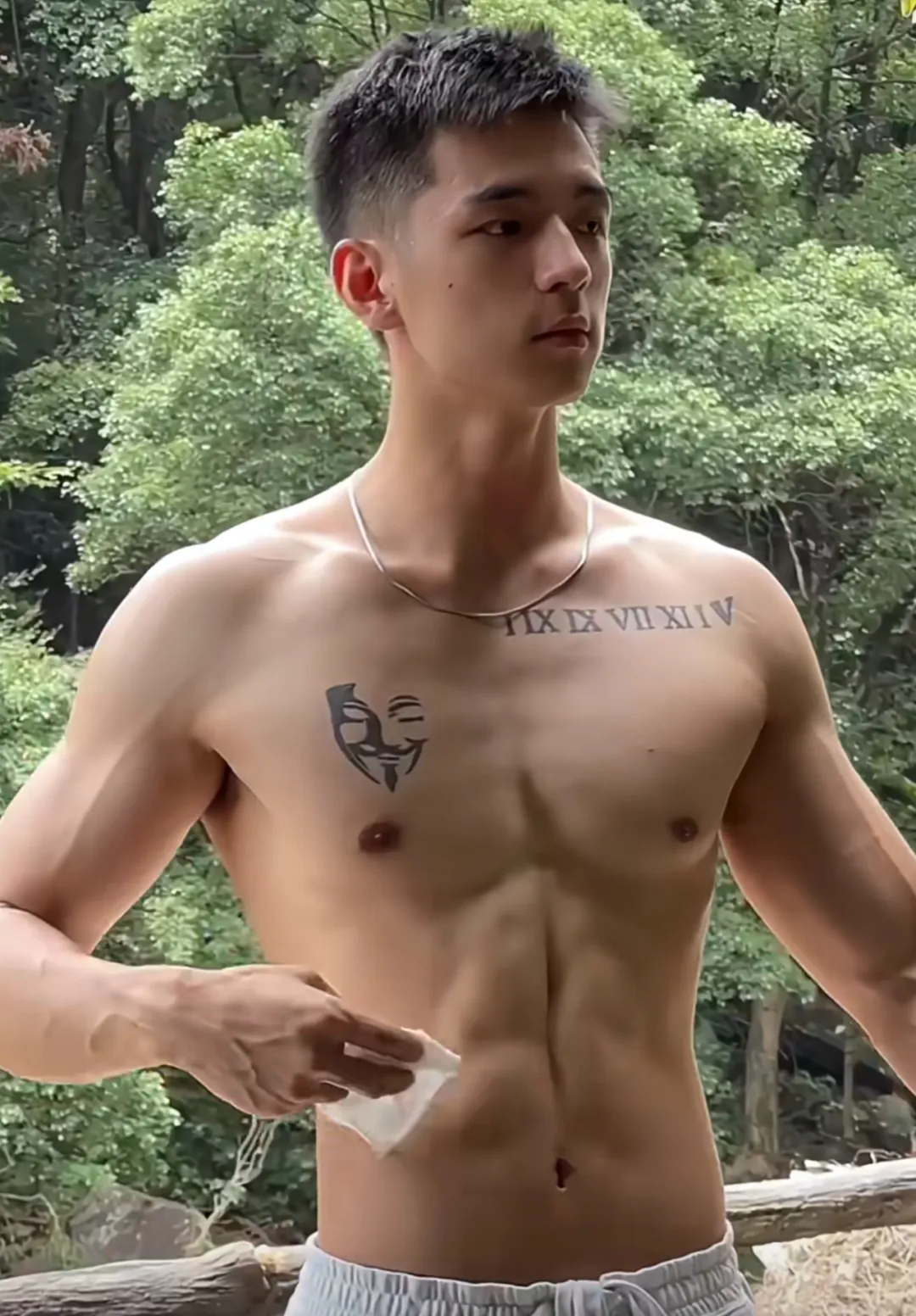 想看 00 后小狼狗蜘蛛侠吐丝！完全被拿捏了！