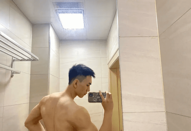 黑皮薄肌男孩，会是你的 crush 吗？