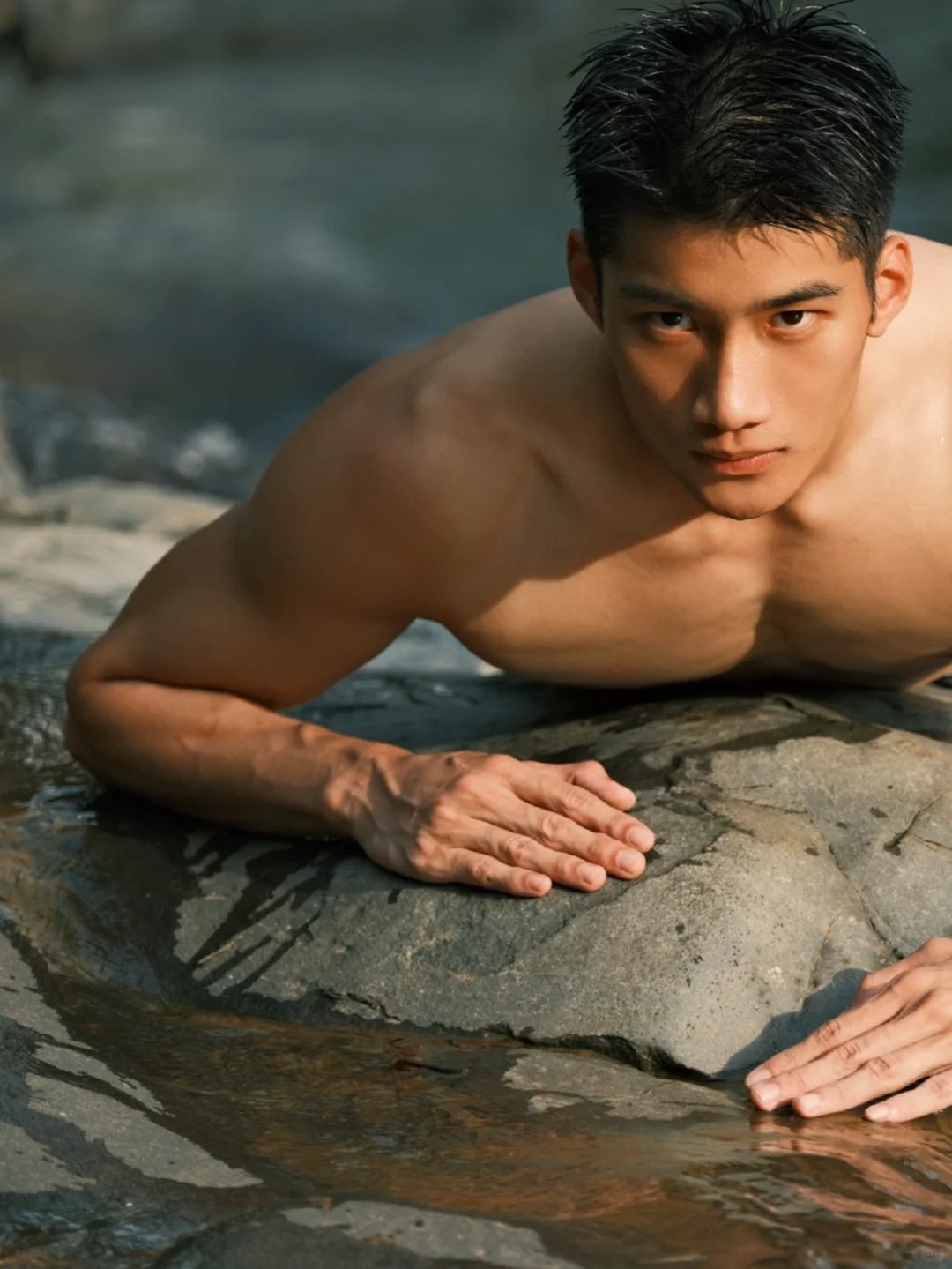 操场 184cm 运动长腿男湿透脱啦，大鼻梁太性感了！