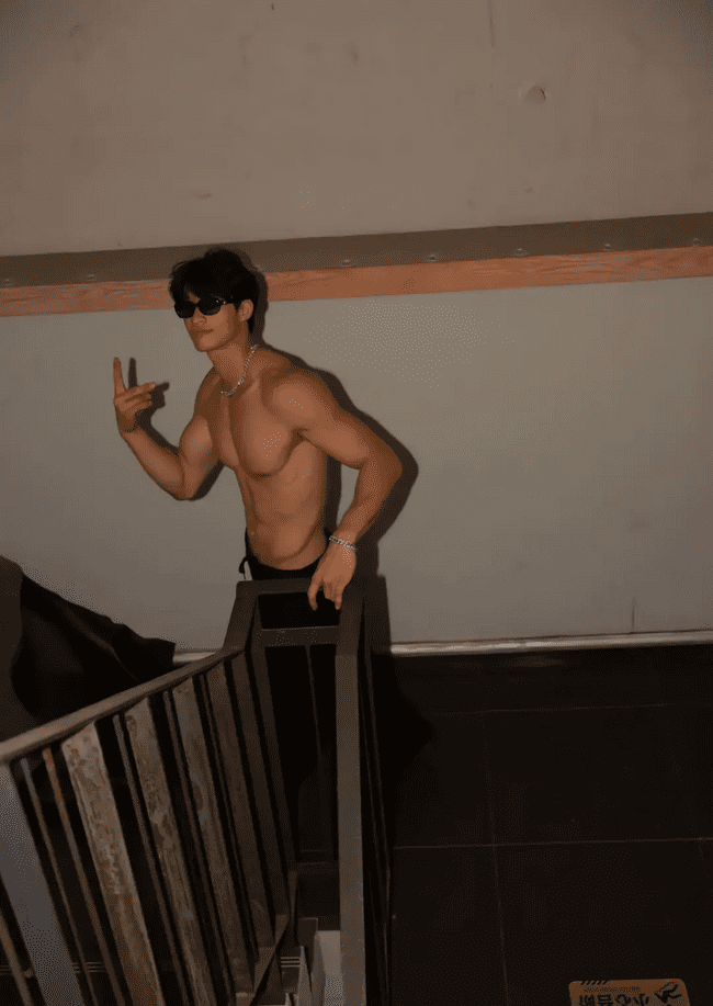 穿着破烂背心的肌肉帅哥，性感身材魅力无限