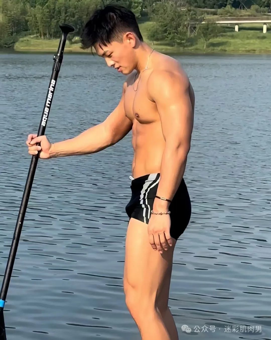 穿泳裤湿透皮划艇运动男 IG 新照黝黑大长腿，耐力强！