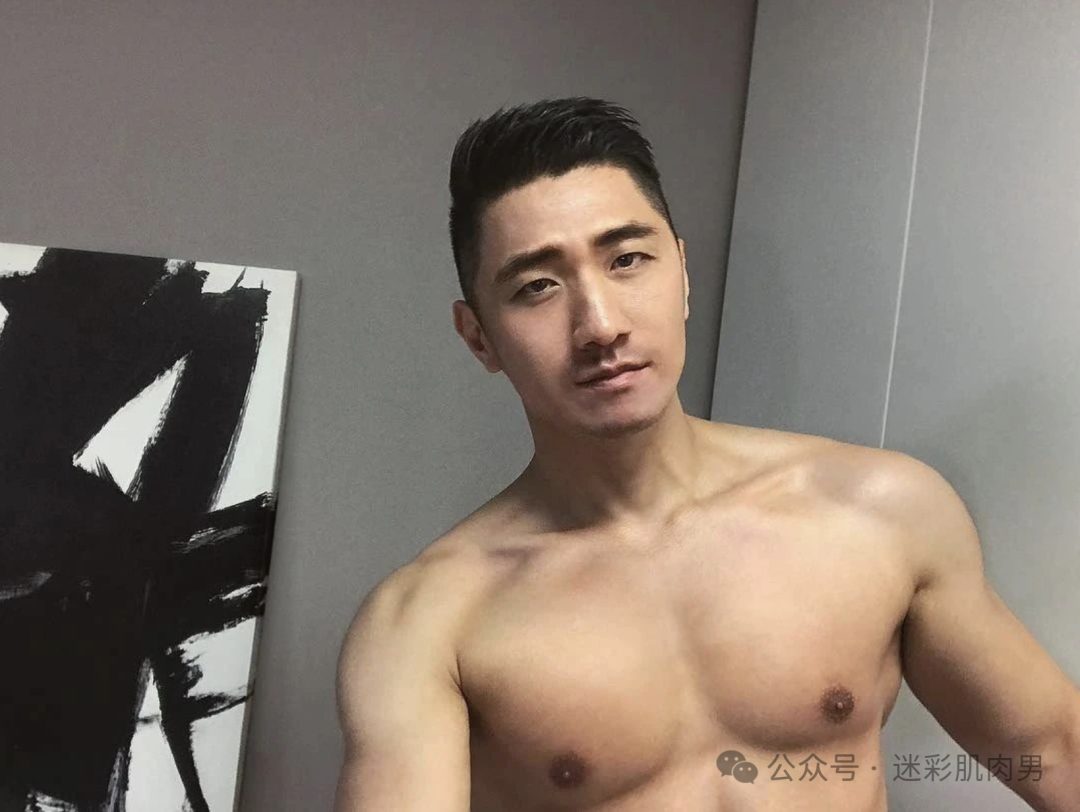 击败 99% 制服男人的证件照天菜，如今变成这样了？！