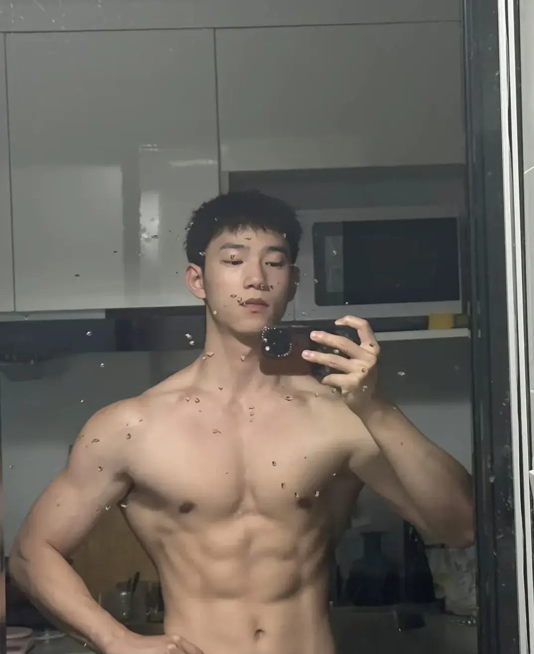 爱照镜子的腹肌狂野大男孩、肌肉帅哥得劲！