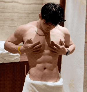 185cm 筋肉大学生裹浴巾出镜性感过头，到底便宜了谁？