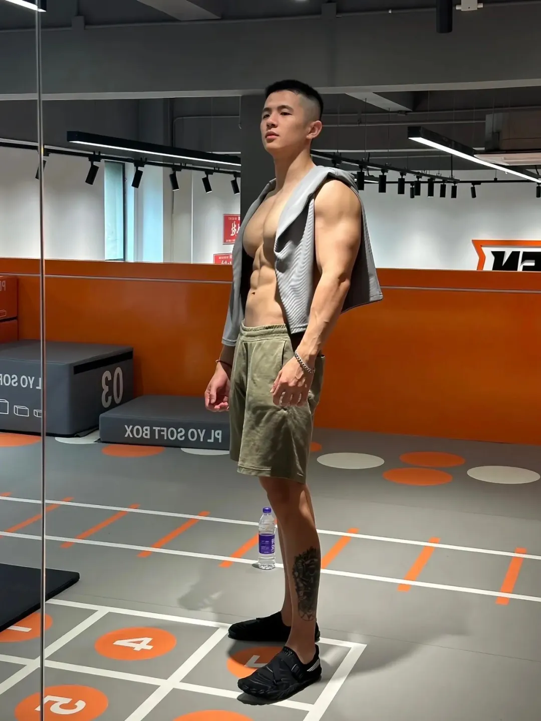 洗车湿透运动男脱衣太帅，喜欢这样的！！