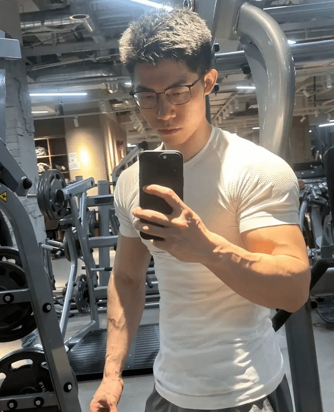 肌肉哥哥男人味十足，强健体魄充满阳刚之气！