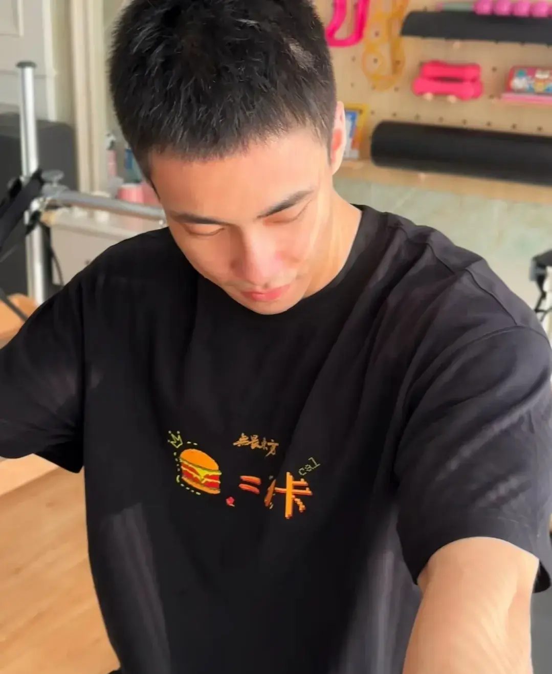 超级的 man 帅气健身教练，四方刚毅大男孩！