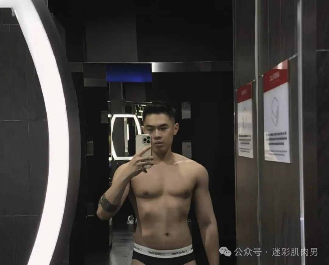 奔驰 4S 店的正装男主播脱衣自拍？西裤穿很紧男客户居多